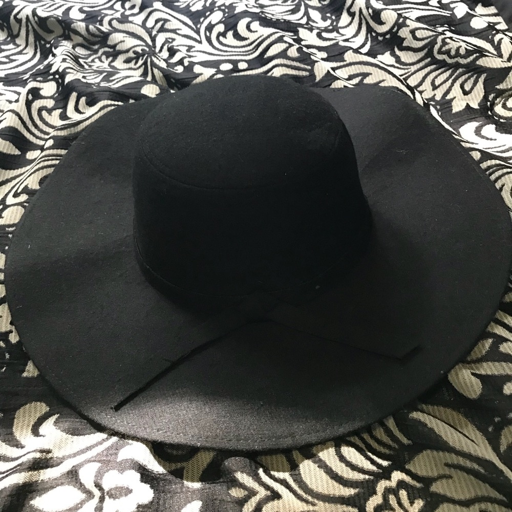 Wide brim hat